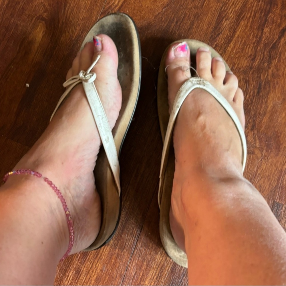 Vionic Worn faux leather flip flops